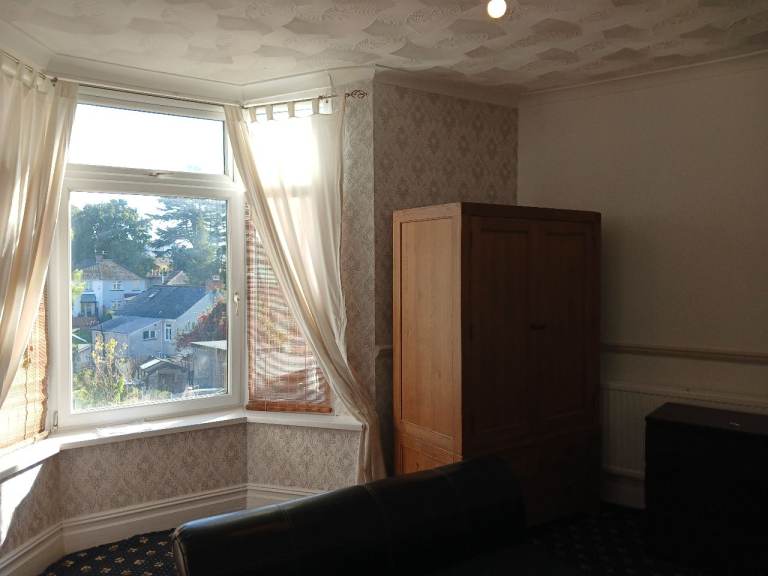LARGE CLEAN WARM  SUNNY ROOM IN MAINDEE. ALL BILLS in NO BOND