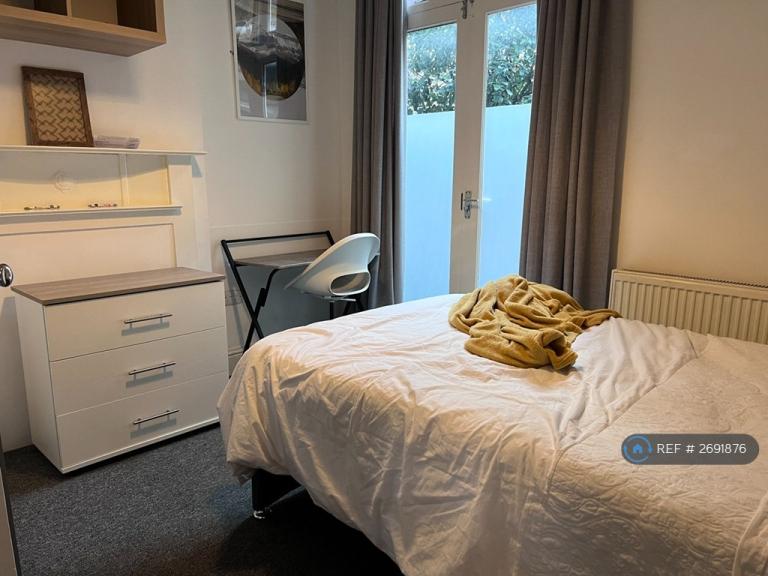 1 bedroom in Blythe Vale, London, SE6 (#2691876)