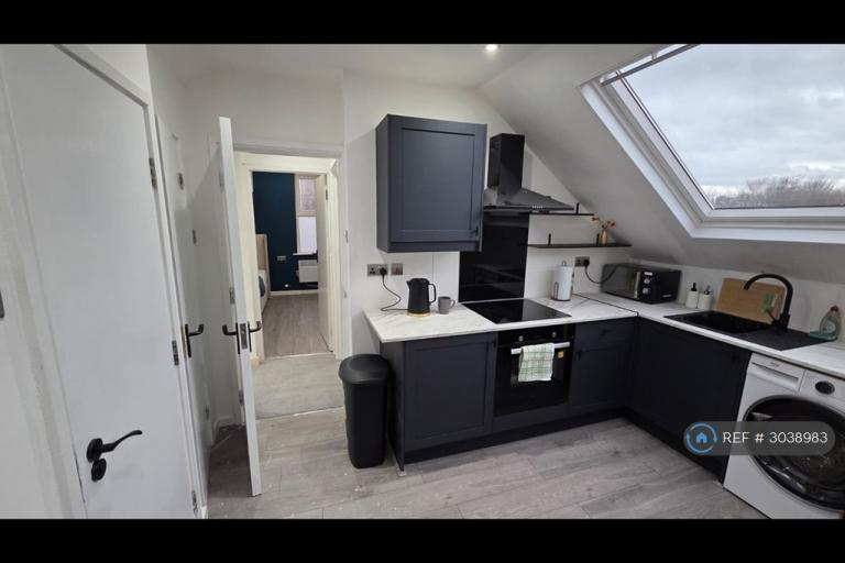2 bedroom flat in Wortley Lodge, Leeds, LS12 (2 bed) (#3038983)