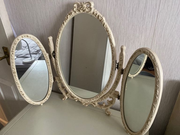 Dressing table mirror