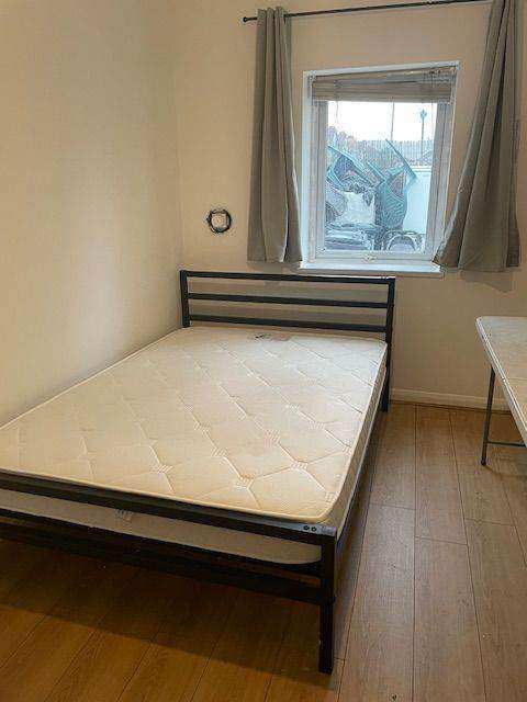 Spacious & Cosy Double Room For Rent AT RM10 8EL