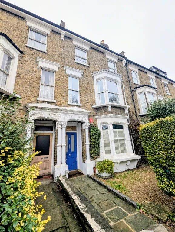 BELSIZE PARK NW3: BEAUTIFUL LARGE ONE BEDROOM FLAT