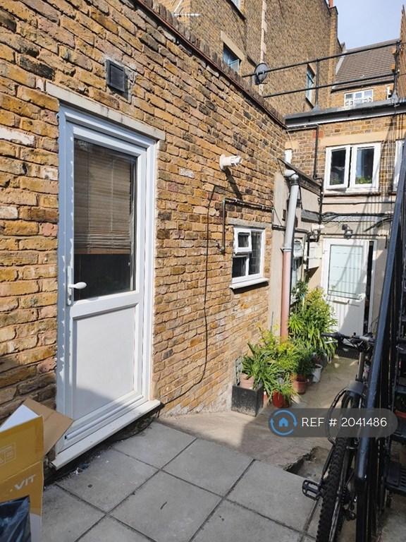 Studio flat in Brixton Road, London, SW9 (#2041486)