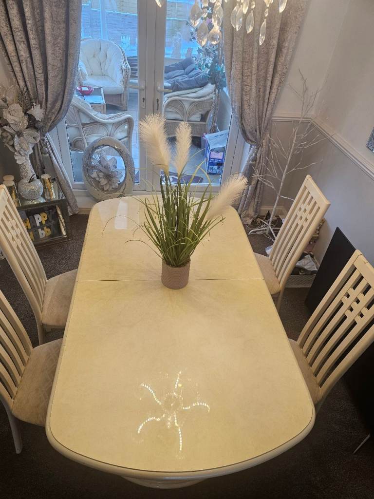 Extendible table and 6 chairs 