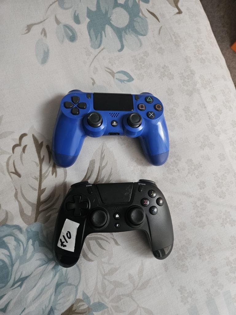 PS4 controllers x 2 special offer 