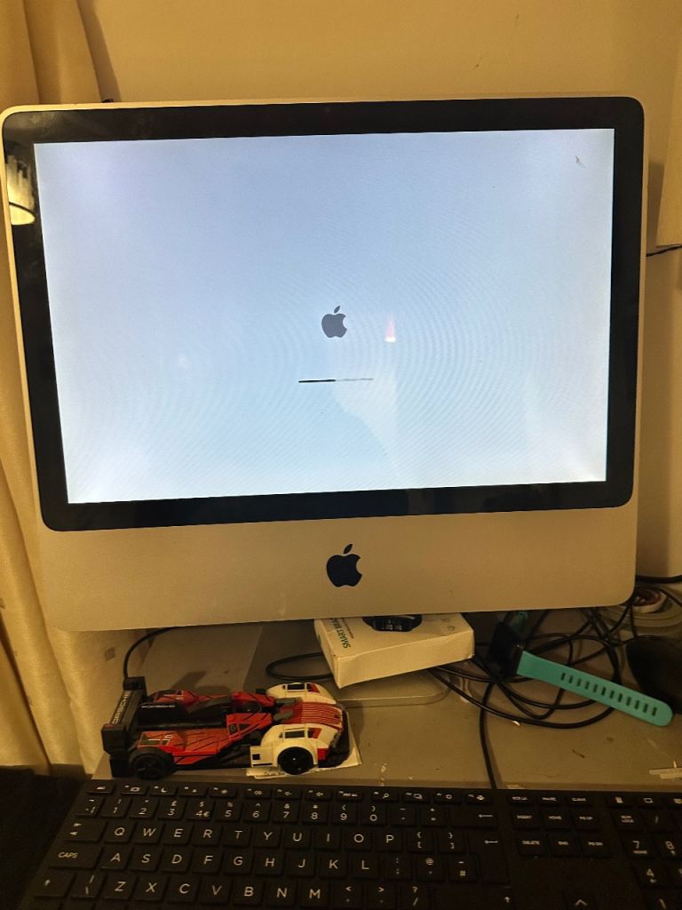 Apple iMac with keyboard n mouse