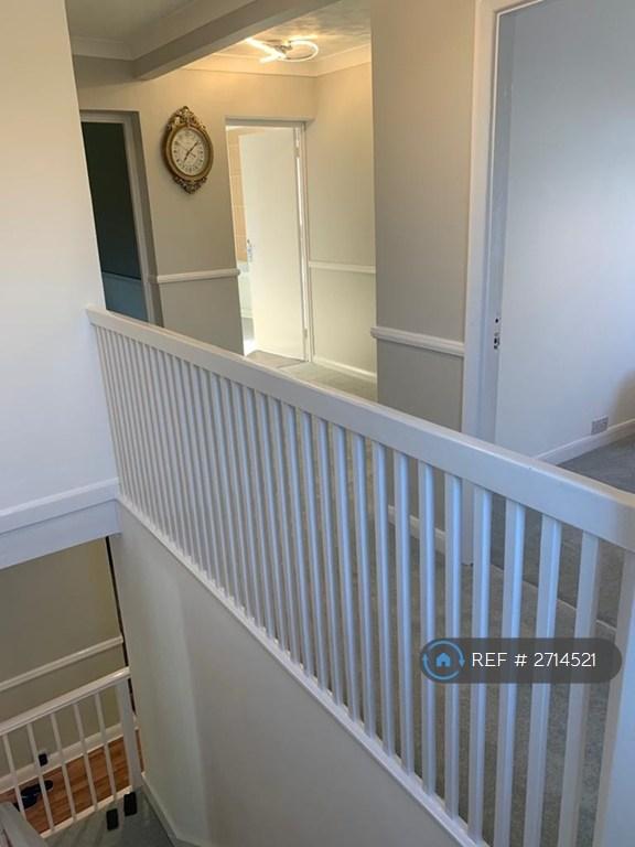 5 bedroom house in Noak Hill Road, Romford, RM3 (5 bed) (#2714521)