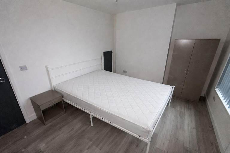 Large Double Room, DY1