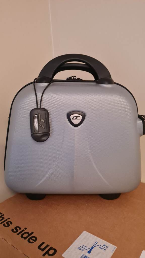 IT hard shell vanity case