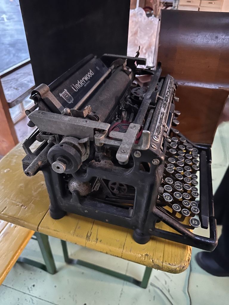 Underswood Standard Typewriter Vintage Antique Black Model 5