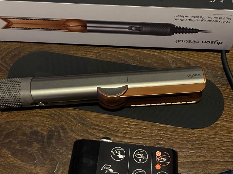 Dyson Airstrait