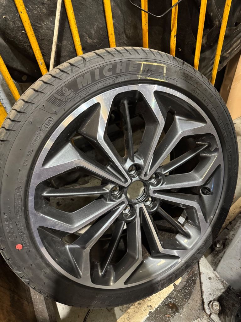 Genuine Ford Focus 18” Alloy Wheel + Michelin Pilot Sport 235/40/18 – Nearly New
