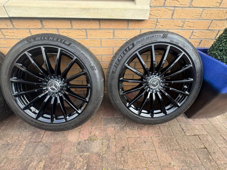 AMG GT 20 inch alloy wheels with centre locking caps