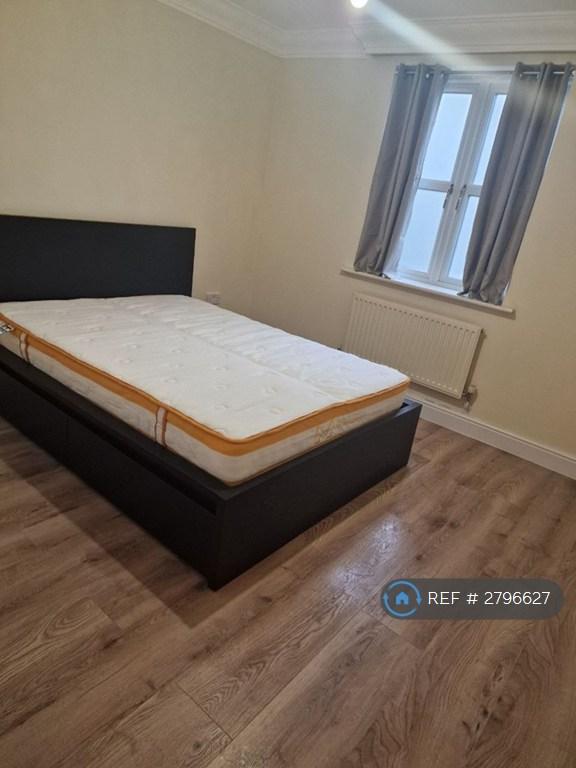 1 bedroom flat in Edgware Way, Edgware, HA8 (1 bed) (#2796627)