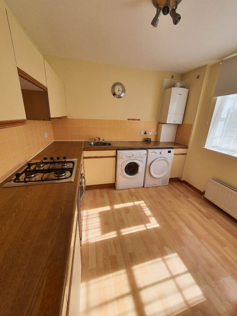 2 Bedroom Flat with independent private entrance, walking distance to Union Street 