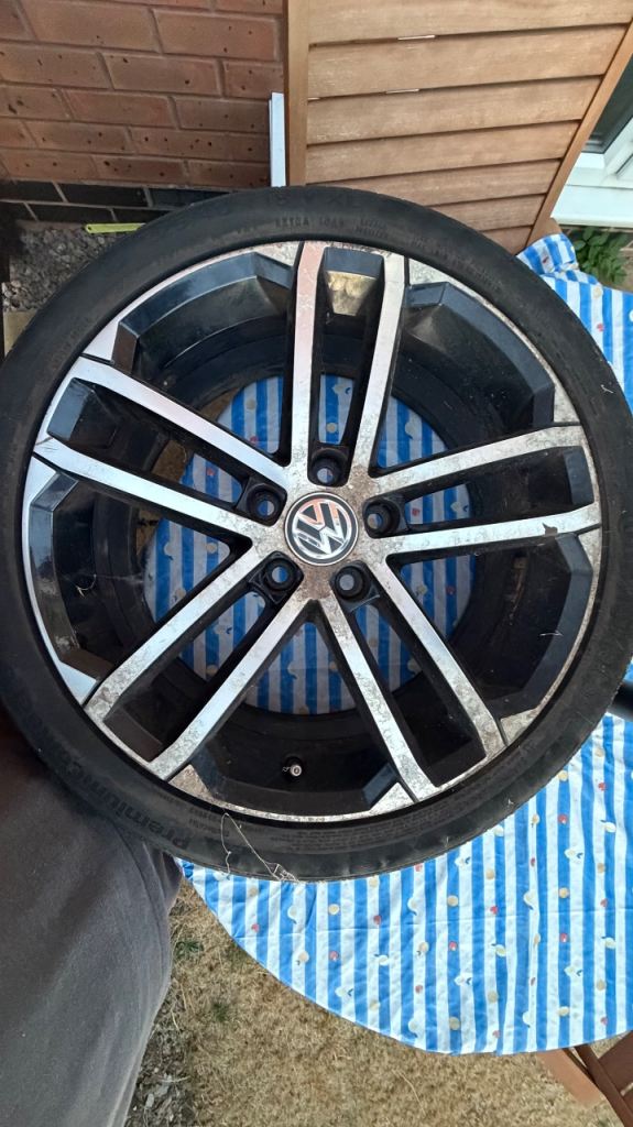 Genuine VW Golf 17” alloy wheel – damaged/possibly cracked – wheel only