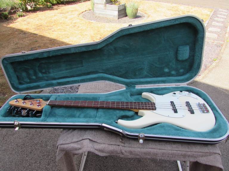 Peavey Milestone 3 Bass Guitar