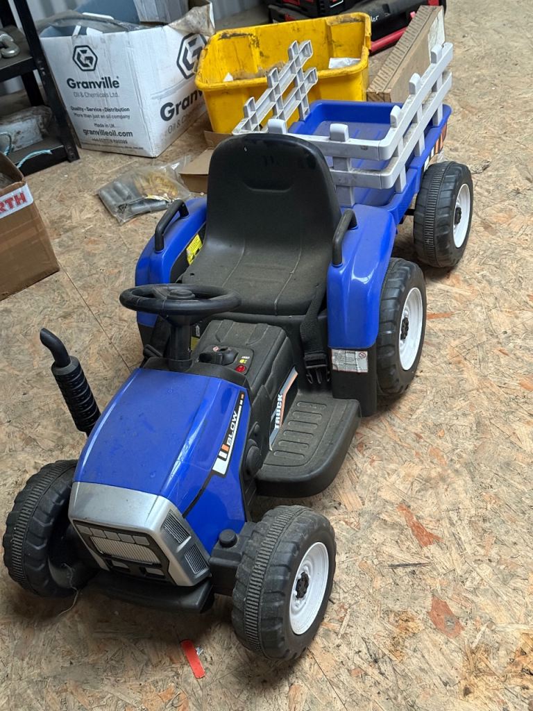 New Holland T7, blue electric ride on tractor with trailer 