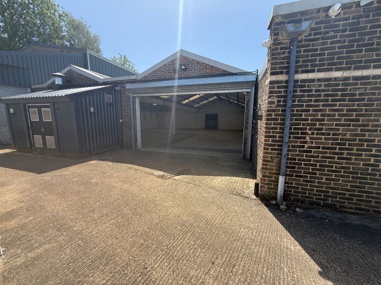 Industrial Unit Warehouse To Rent Horsham, West Sussex - Three Phase Power 3000 SQ.FT