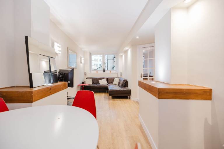 Tasteful, 1 bed + box room flat in Stockbridge overlooking the Water of Leith -available soon