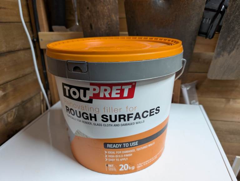 Renovating filler for rough surfaces 