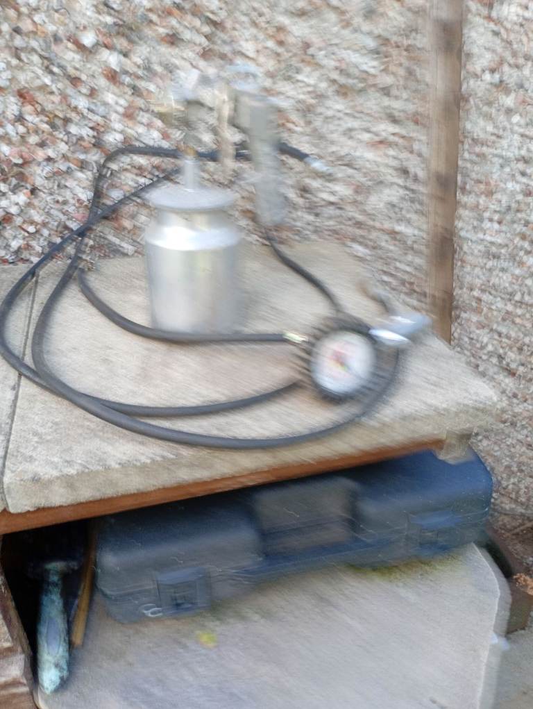 Air Compressor with Spray Gun and Hose – Good Condition