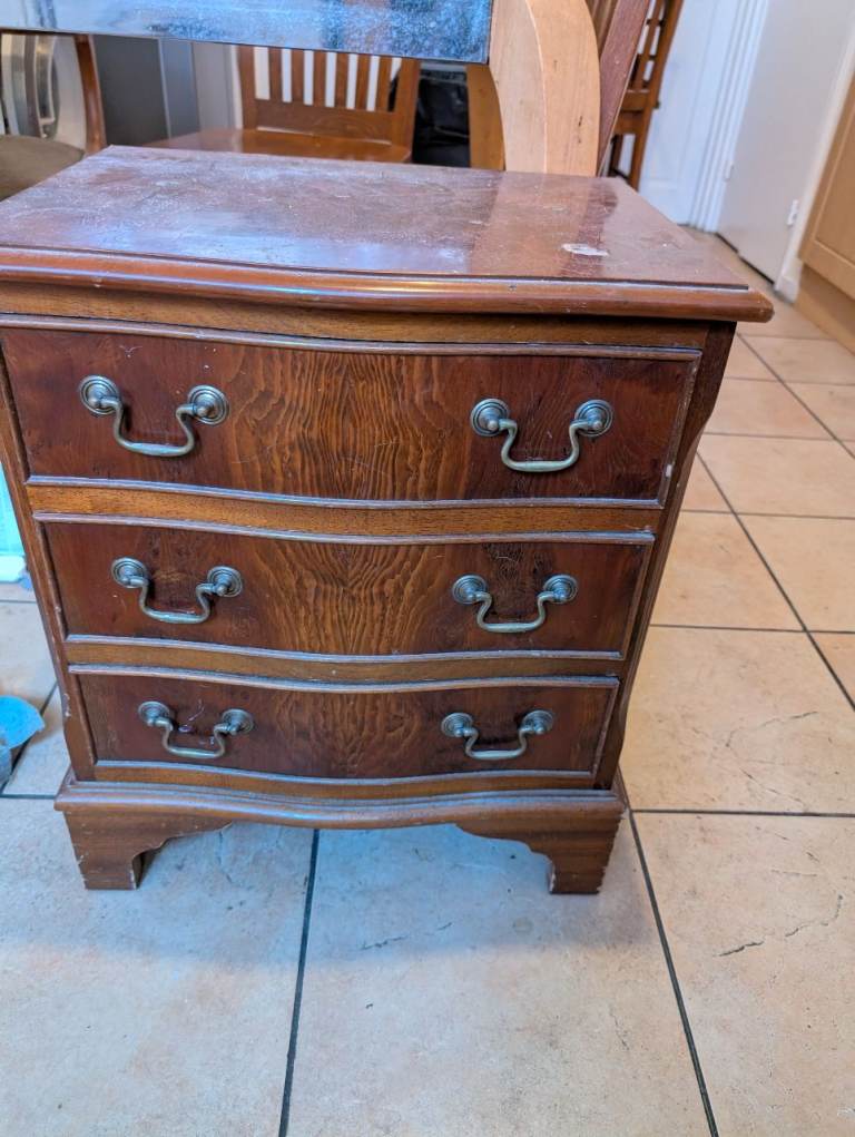 Chest of drawers 