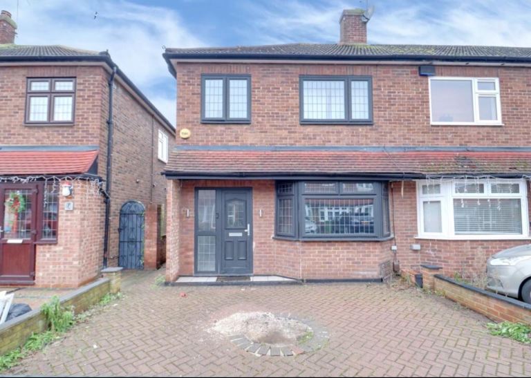 Luxurious 3/4 Bedroom HMO Compliant House To Let Fully Furnished To A High Standard