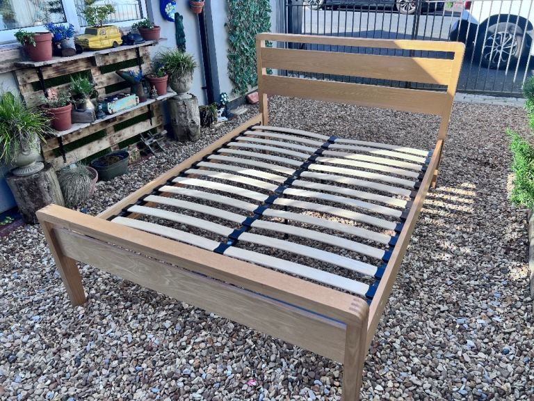 💚🌳🛏️ Lovely solid wood double bed frame 