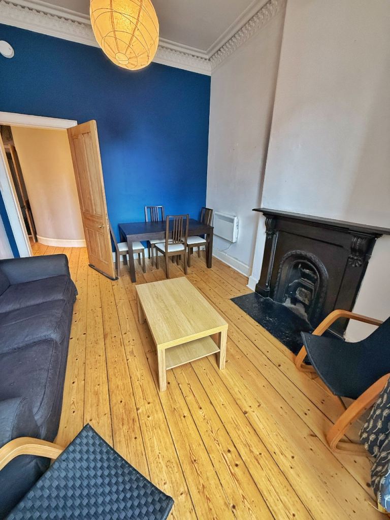 2bd flat for rent, available immediately. Dalmeny St. 