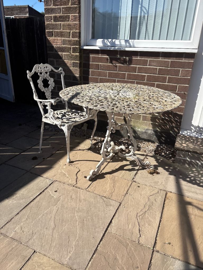 Iron garden table n chair 