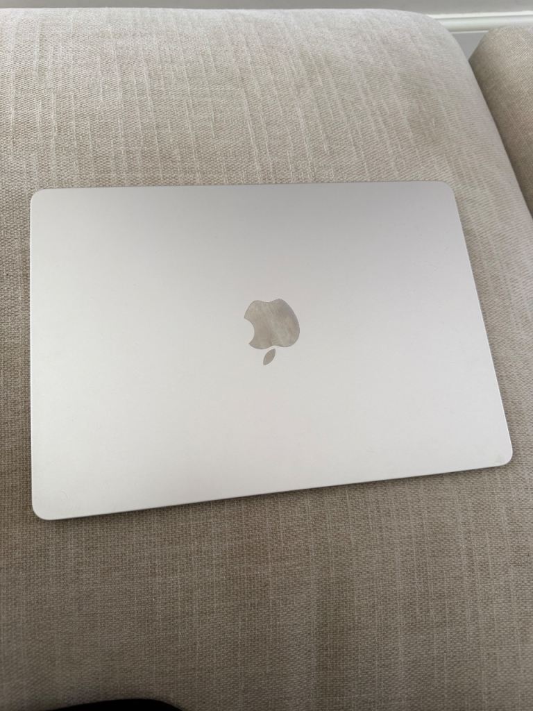 Apple MacBook Air 13" 2022 M2 8-Core CPU 8-Core GPU 16GB
