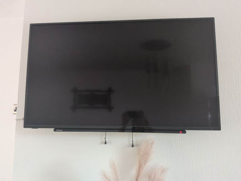 Toshiba 34" smart TV Black – Good Condition