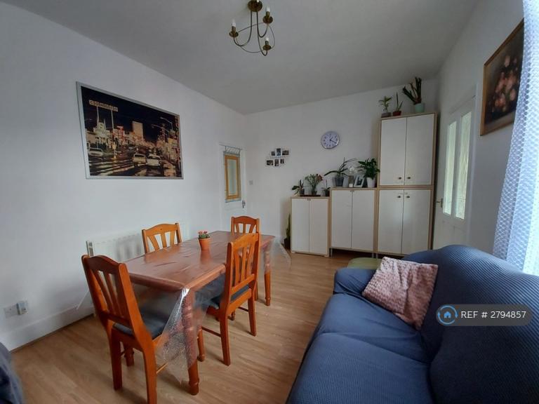 3 bedroom house in Inwood Road, Hounslow, TW3 (3 bed) (#2794857)