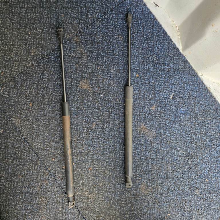 Renault clio mk4 2013-2018 taligate strut pair