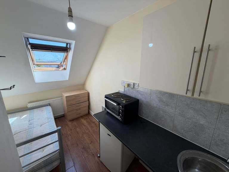BENEFITS ACCEPTED - Self-Contained Studio Flat in Stoke Newington Hackney N16