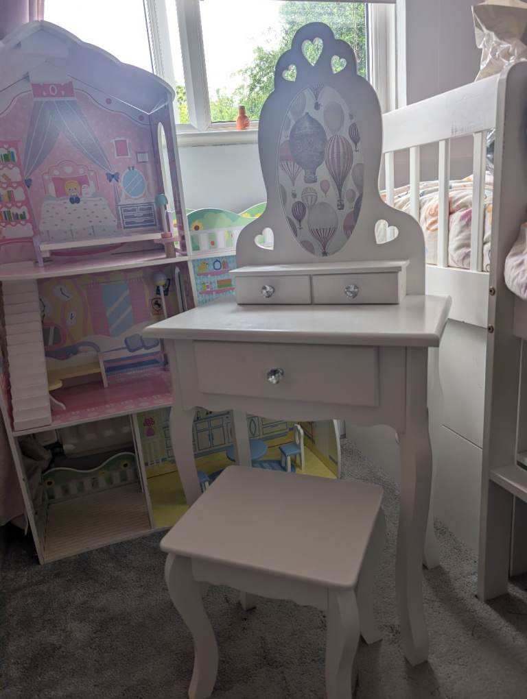 Kids dressing table