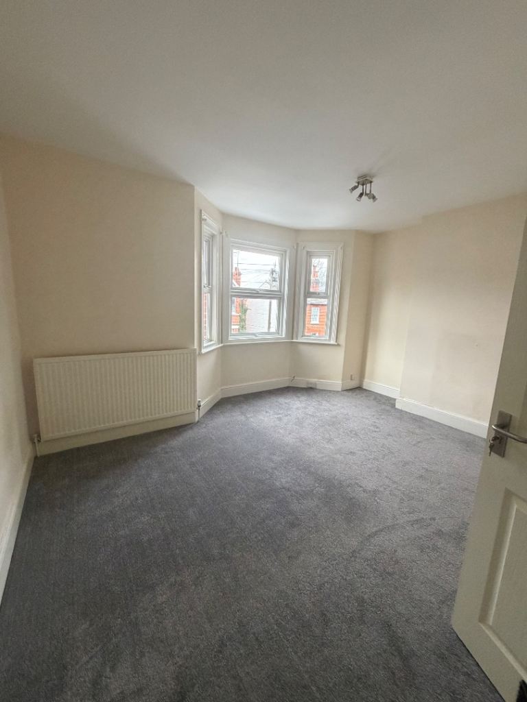 Spacious 5-Room Home Near Reading Town Centre