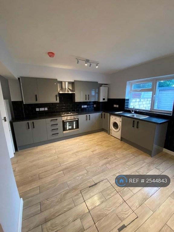 4 bedroom house in Old Farm Close, Hounslow, TW4 (4 bed) (#2544843)