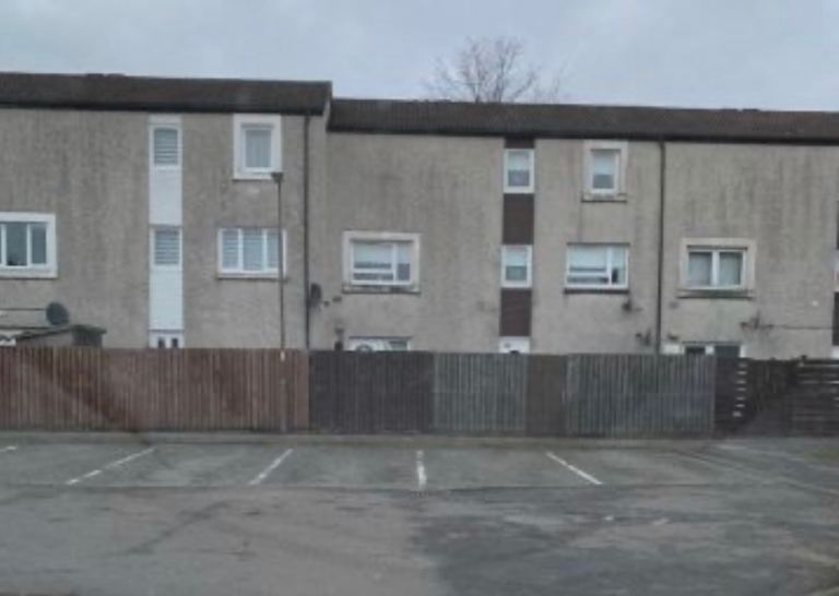 1 bed ground floor flat 2 private gardens (not shared) 5 min walk to Livingston north train station 