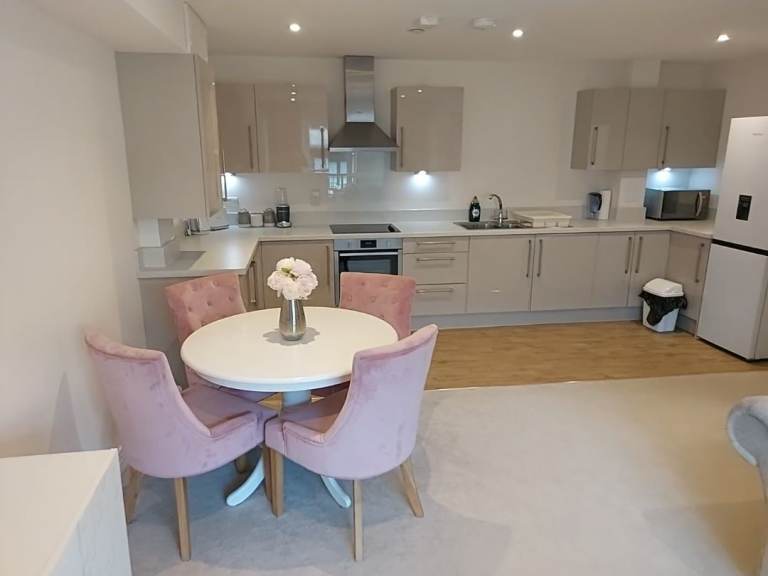 Double room to rent in luxurious flat 