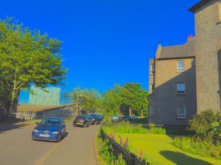 5 MINS WALK FROM UNIVERSITY IN POWIS CRESCENT: SUPERB 3 BEDROOM OLD ABERDEEN APARTMENT