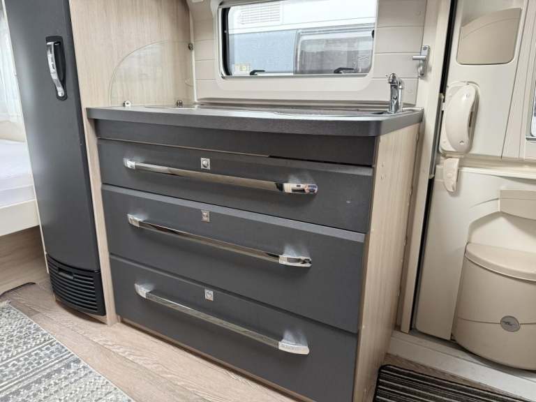 2018 HOBBY De Luxe Edition 495 UL fixed single beds