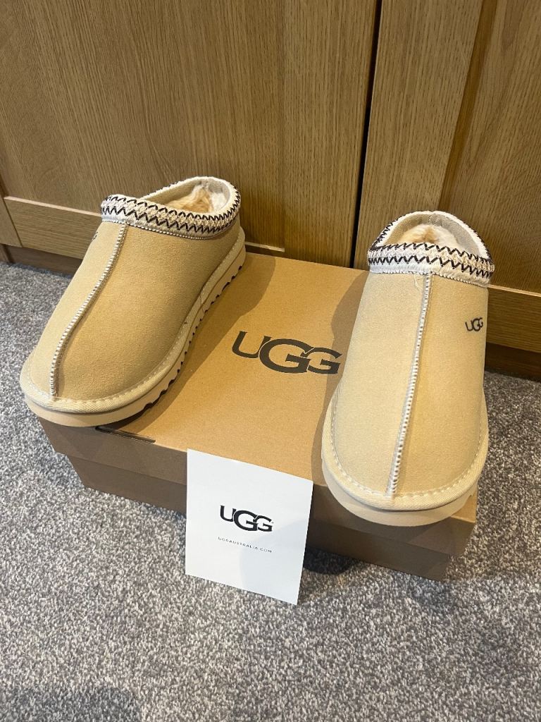 Woman’s Ugg fluffy lined slip on shoes
