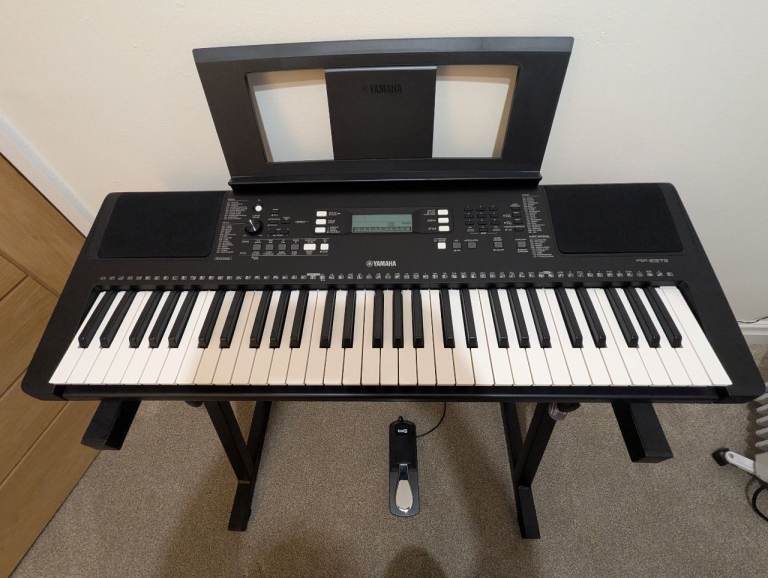 Yamaha PSR-E373 keyboard piano, stand, sustain pedal and books - Bundle - Like new