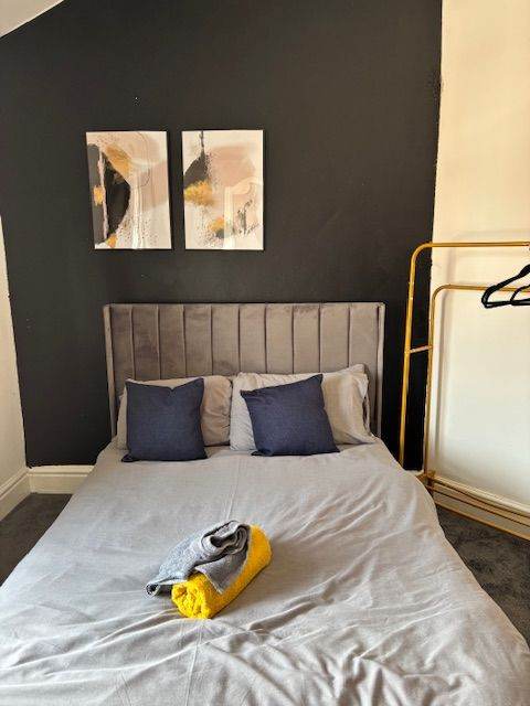 Bargain- Stunning & spacious  fully furnished 5 bed   house on st bedes avenue, blackpool FY4 1AQ 