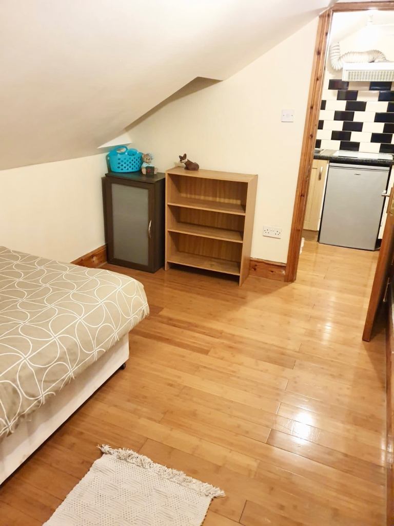 *** Loft Double Room Ensuite  Own Kitchenette