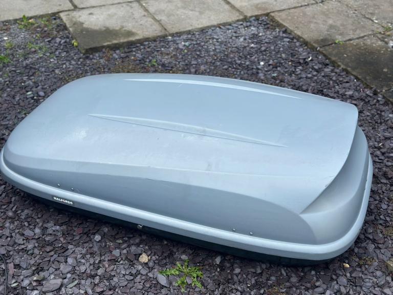 Halfords roof box 470L with key and brackets £140
