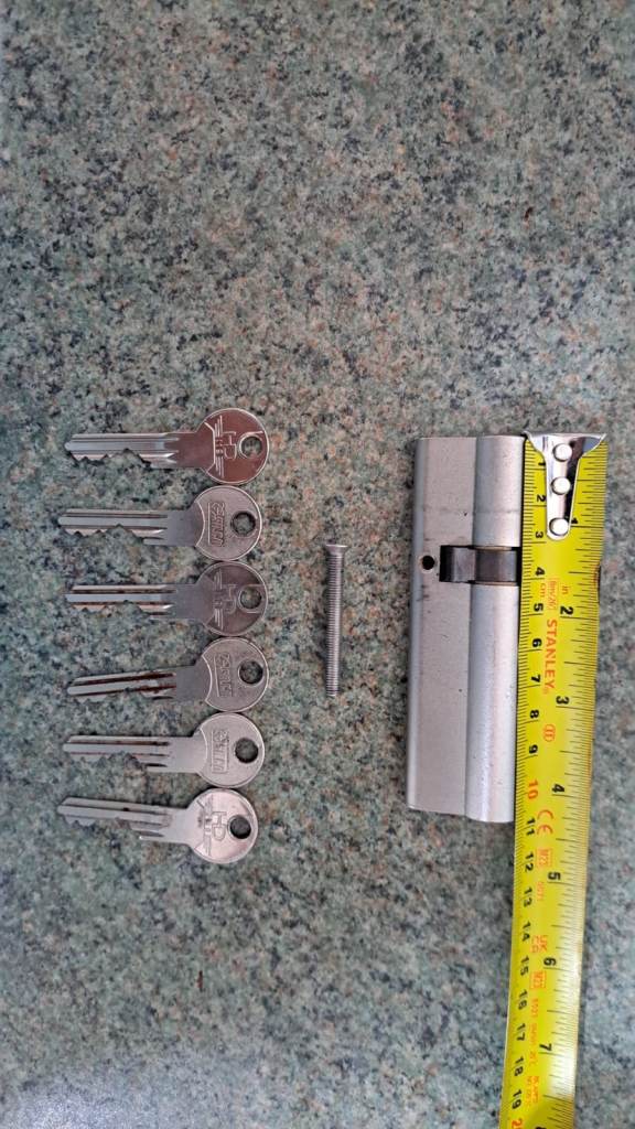 Door Cylinder Lock with 6 Keys – As Good As New