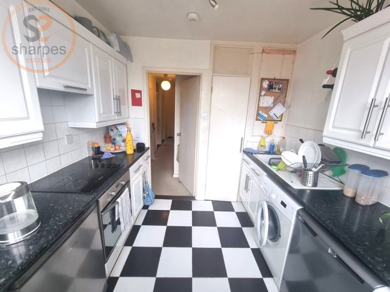 2 bedroom flat in Hudson Court, London